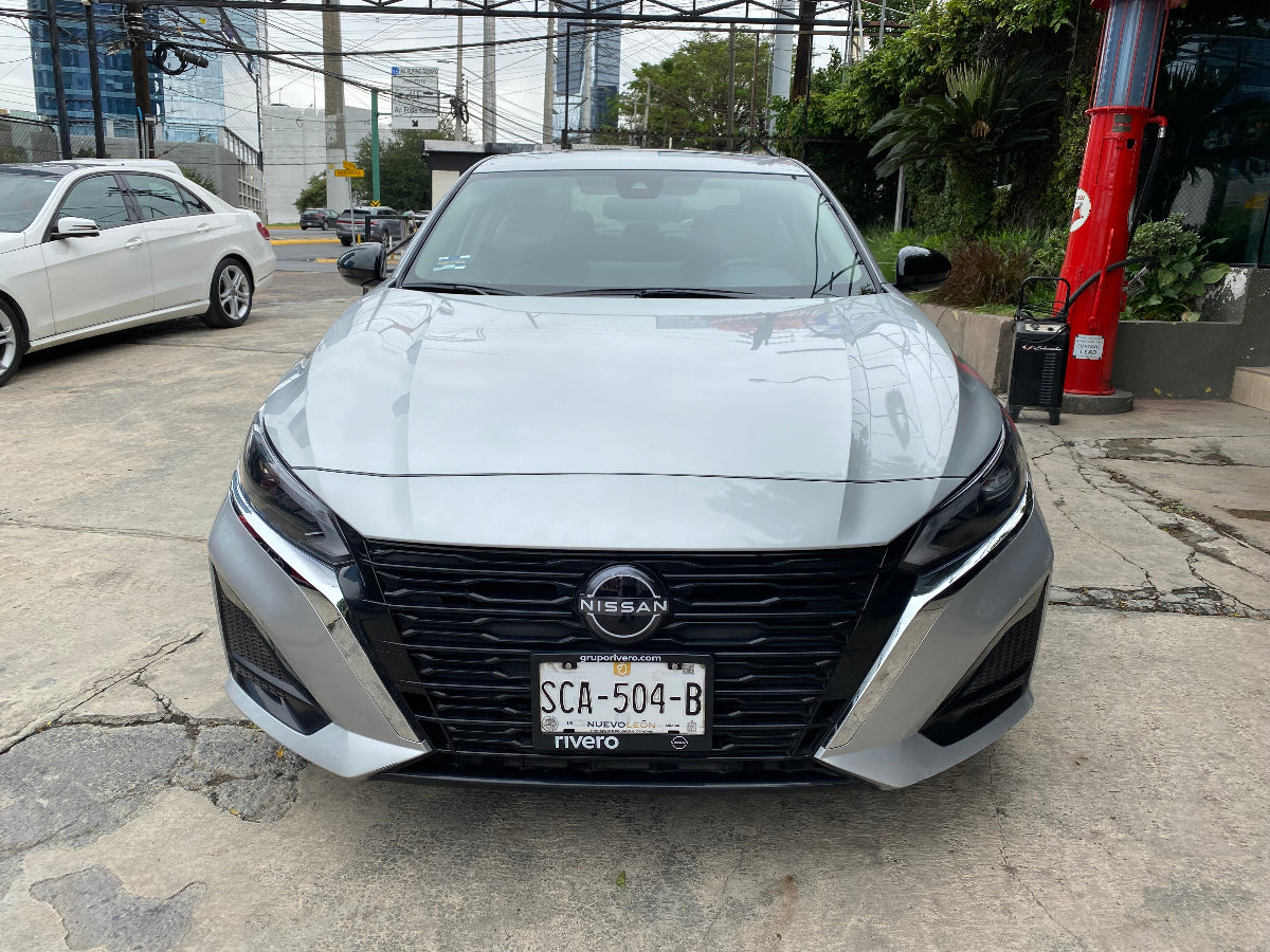 vista de frente nissan altima 2023