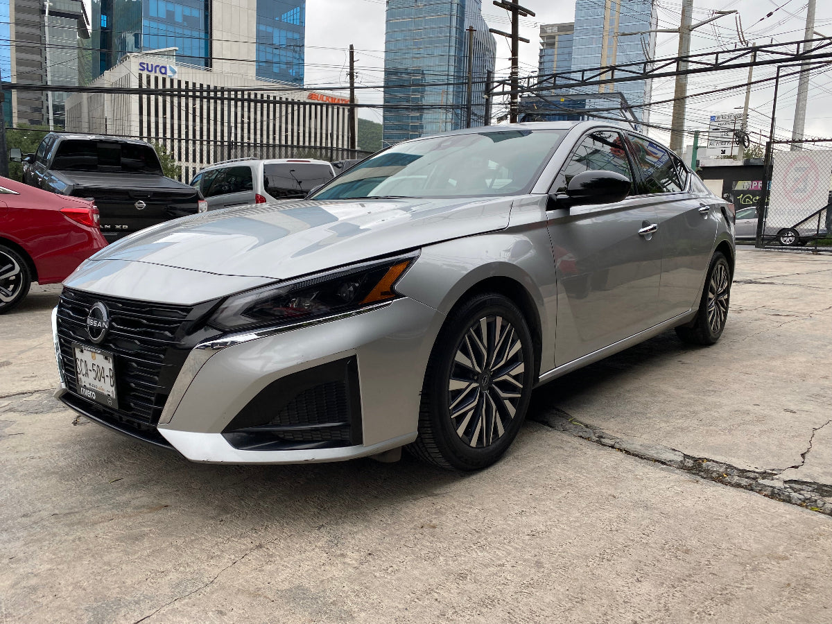 vista frente izq nissan altima 2023