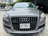 vista delantera de parrilla y faros audi q7