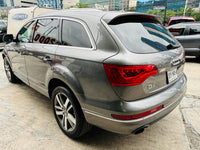 AUDIQ7 vista de rines y faros traseros izquierdos