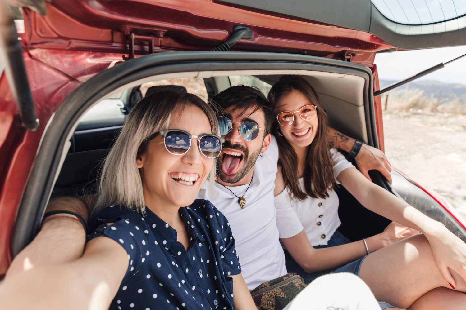 Amigos-felices-renovando-auto