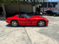 Vista del costado derecho del dodge viper color rojo