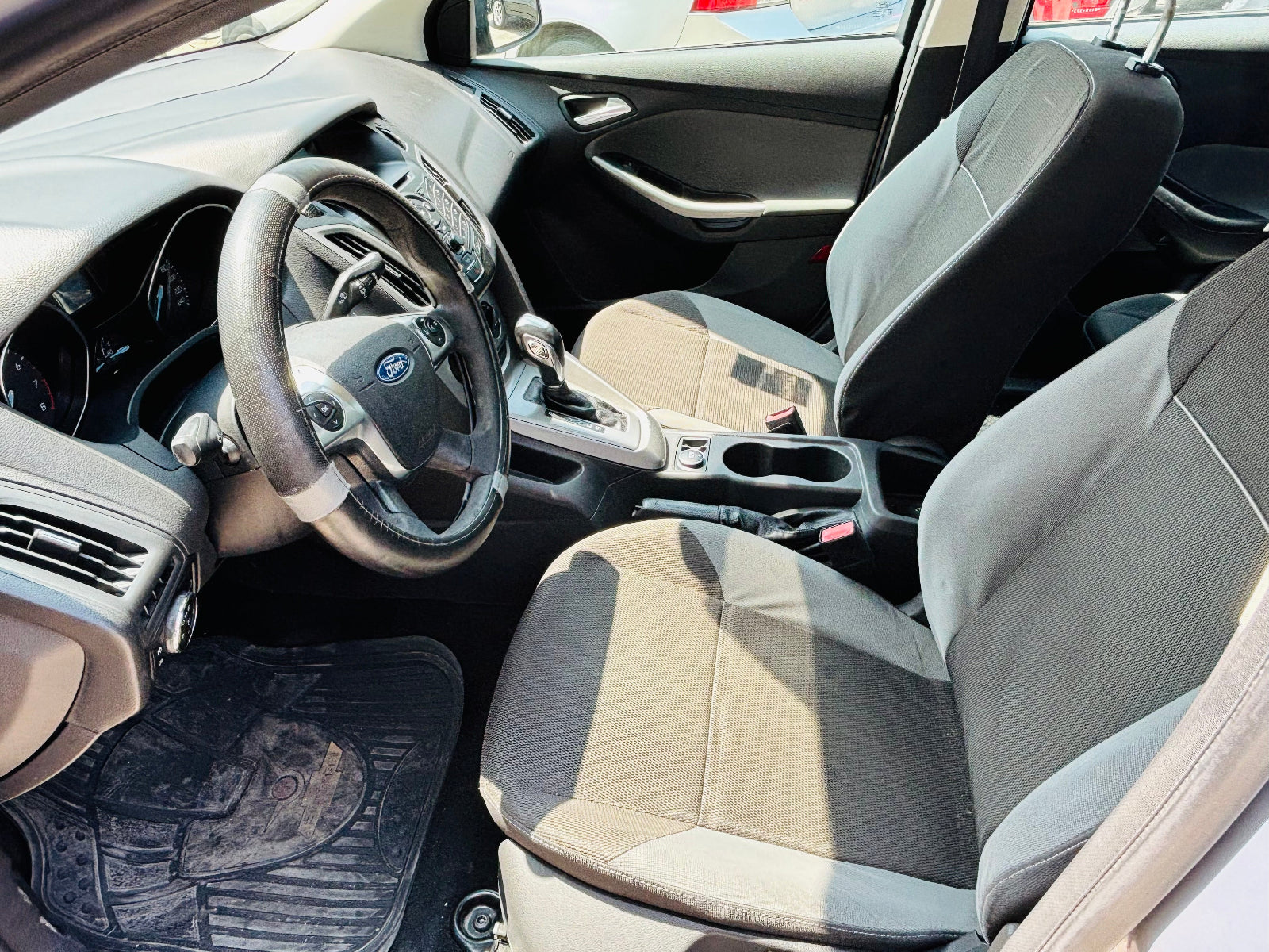 Volante y asientos delanteros en tela, diseño cómodo y funcional