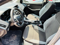 Volante y asientos delanteros en tela, diseño cómodo y funcional