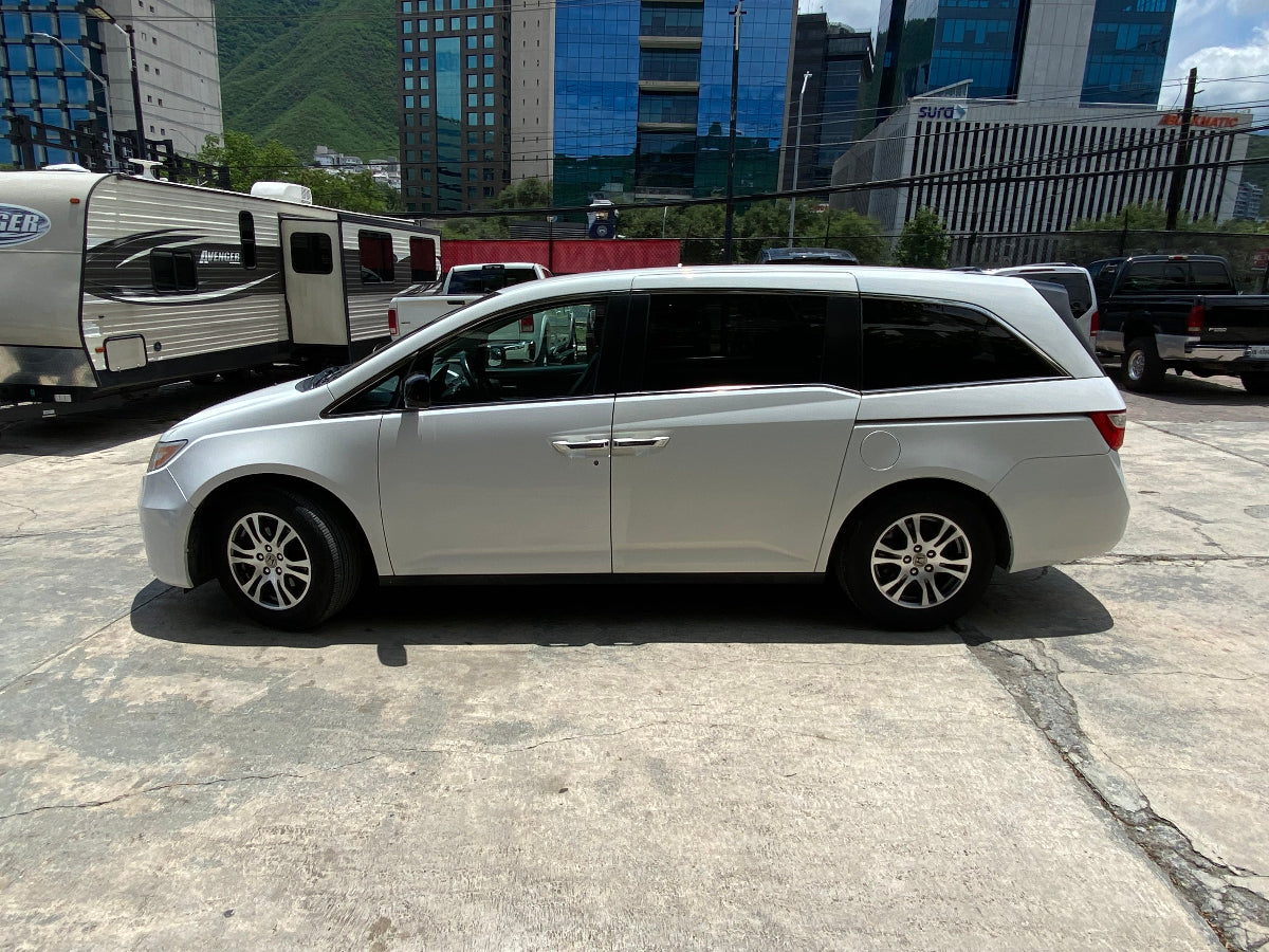 vista de costado izq honda odyssey 2013