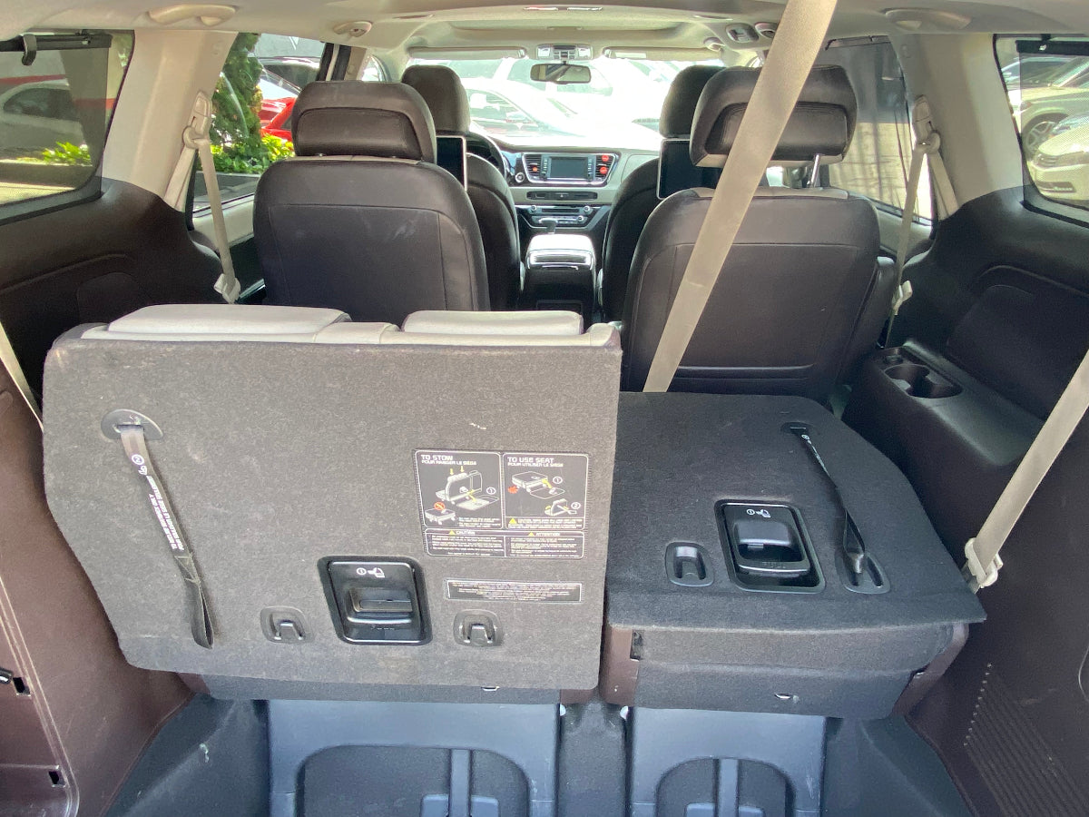 vista de kia sedona de interior trasero 