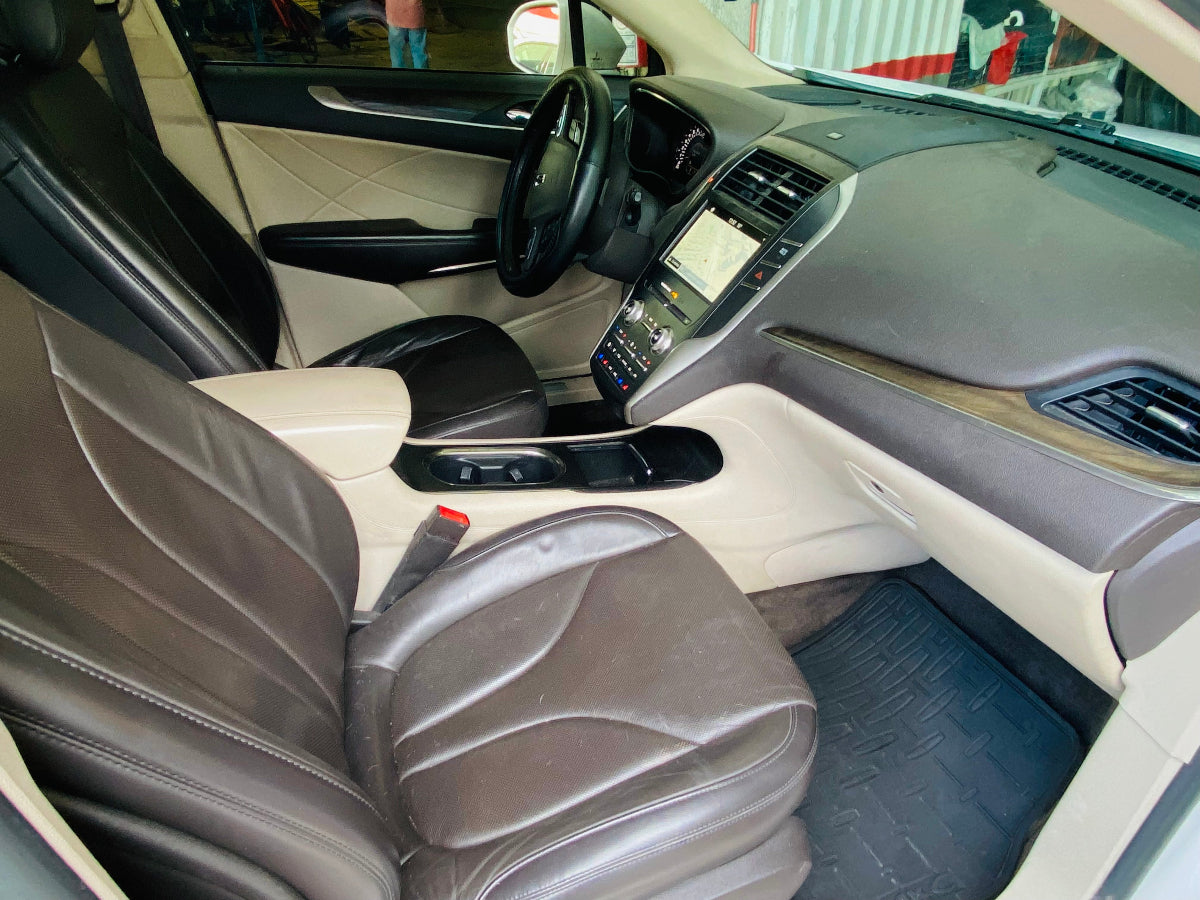 VISTA INTERIOR DELANTERO DERECHO LINCOLN 2017