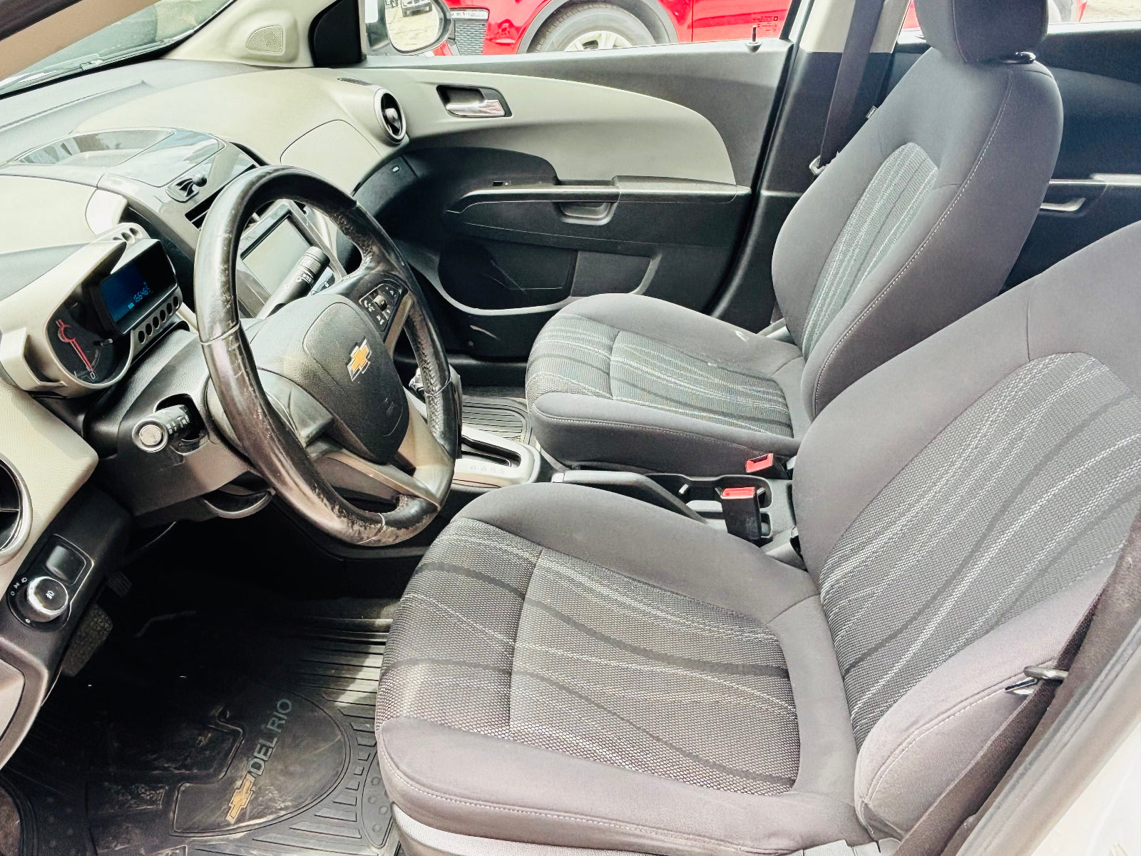 Volante y asientos delanteros en piel, diseño cómodo y funcional