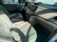 INT. DERECHO TOYOTA SIENNA 2011