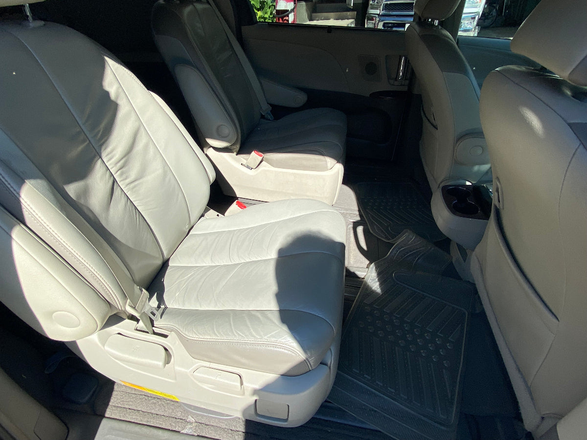 INT. TRASERO DERECHO TOYOTA SIENNA 2011