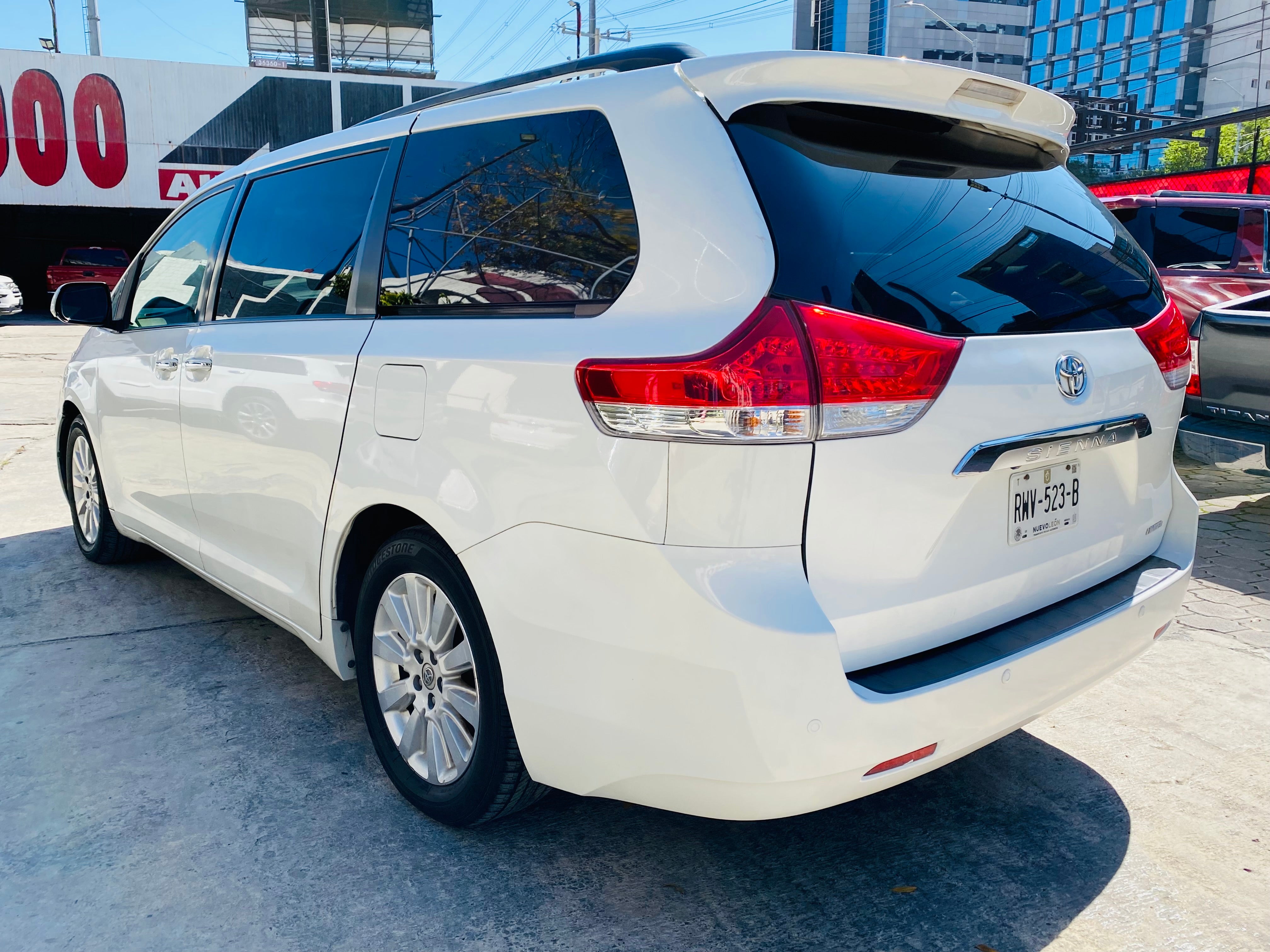 costado izq trasero toyota sienna 2011