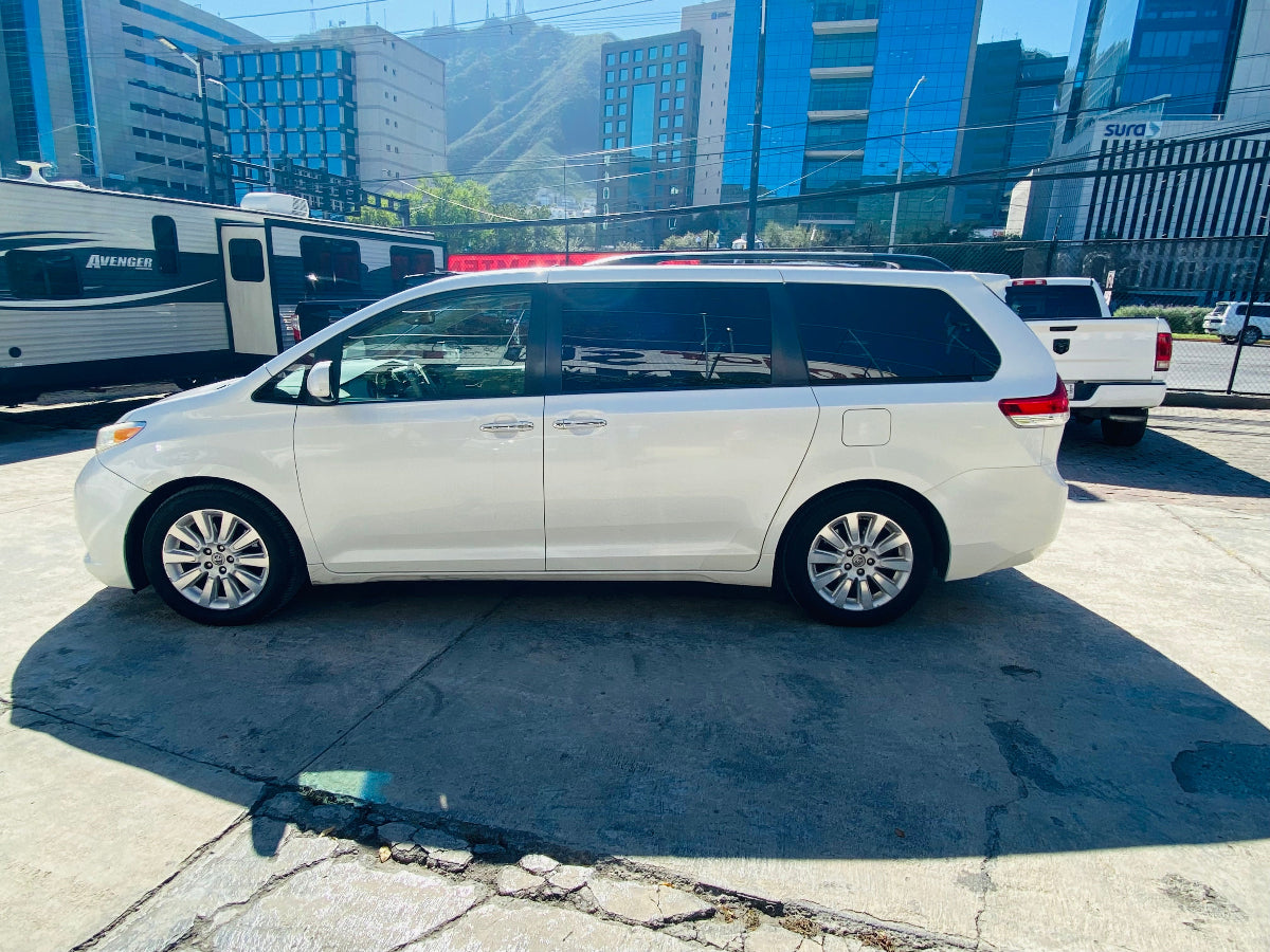 foto izq toyota sienna 2011 