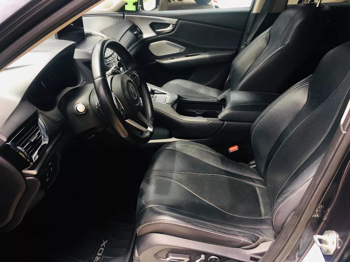 Volante y asientos delanteros en piel, diseño cómodo y funcional