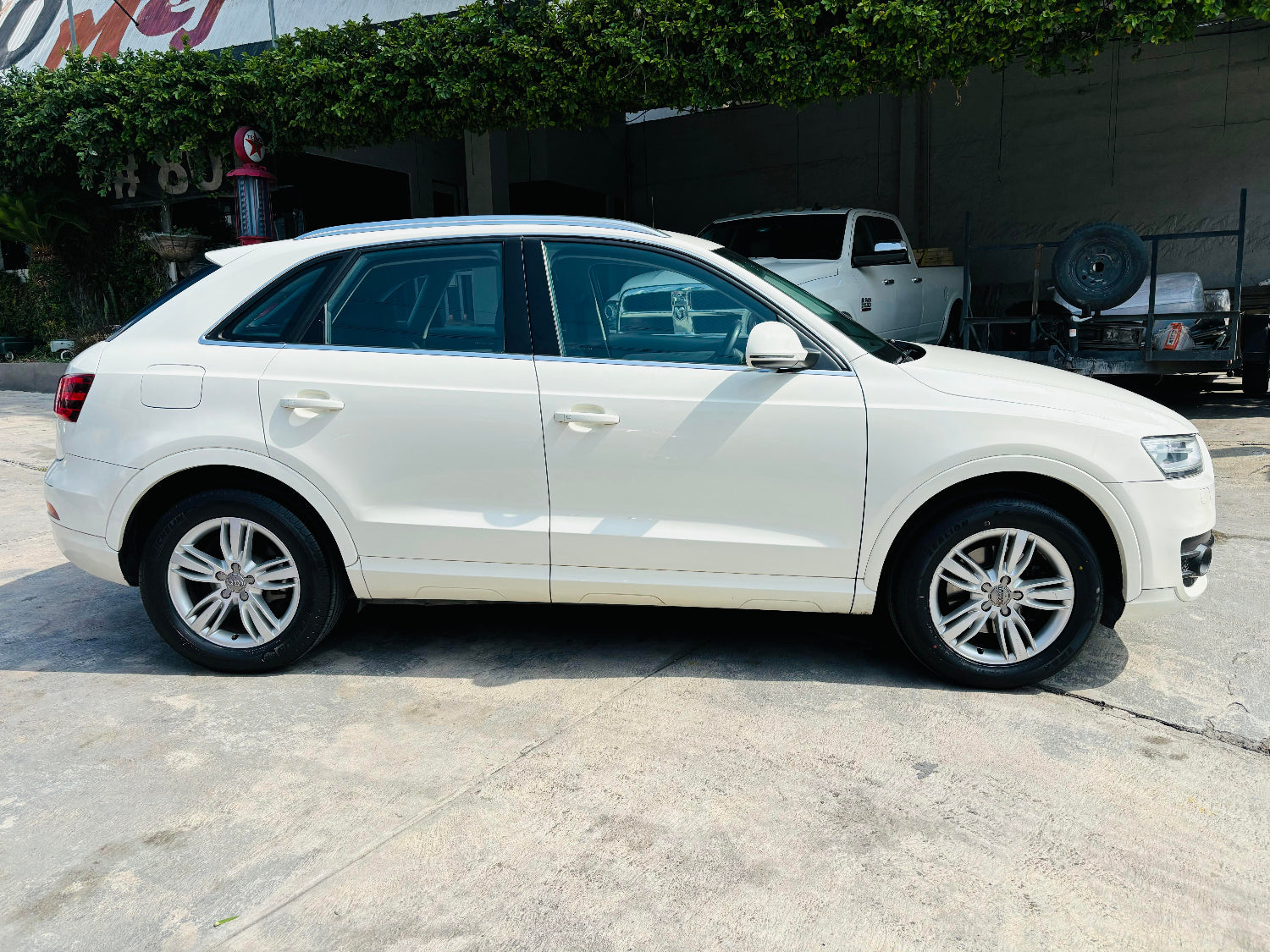 SUV Audi Q3 2013 vista lateral derecha en color blanco