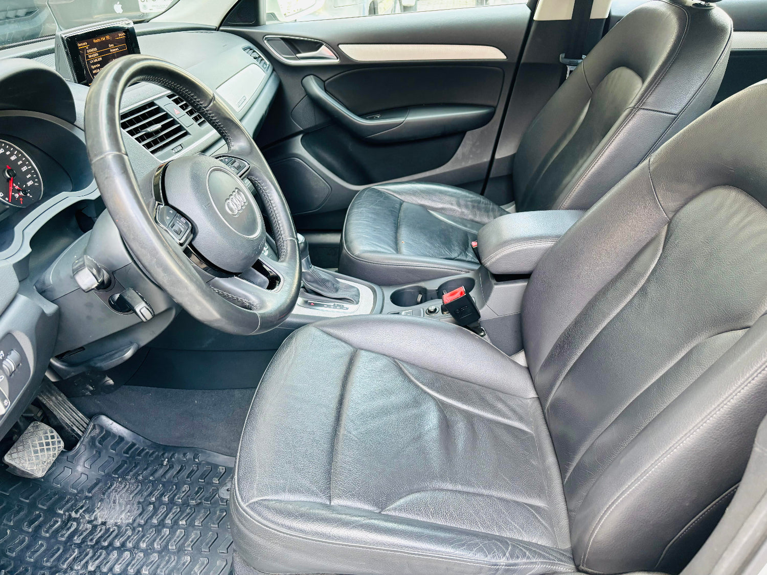 Volante y asientos delanteros en piel, diseño cómodo y funcional