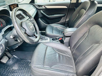 Volante y asientos delanteros en piel, diseño cómodo y funcional