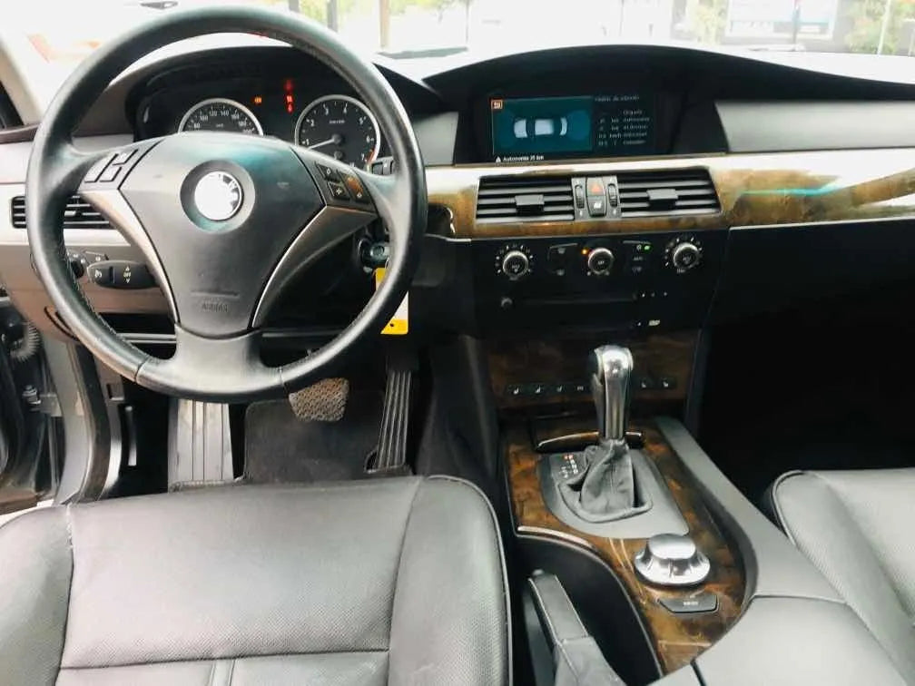 Consola central BMW 545i 2005 con acabados premium