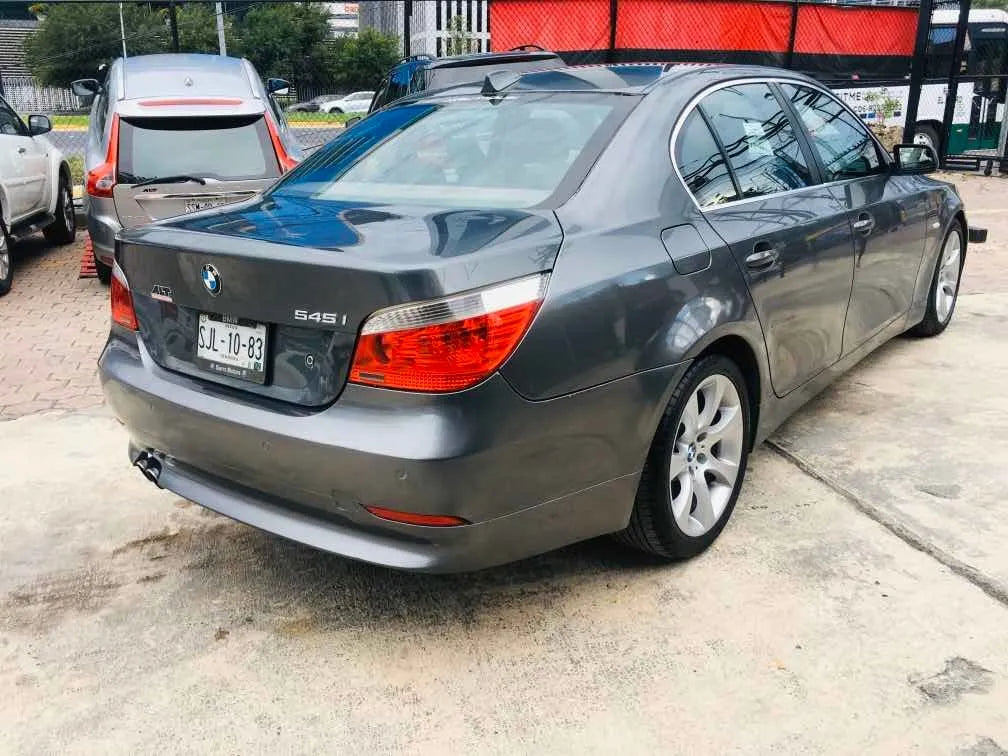 Vista trasera del lado derecho del BMW 545i 2005 seminuevo