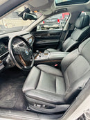 Volante y asientos delanteros en piel, diseño cómodo y funcional