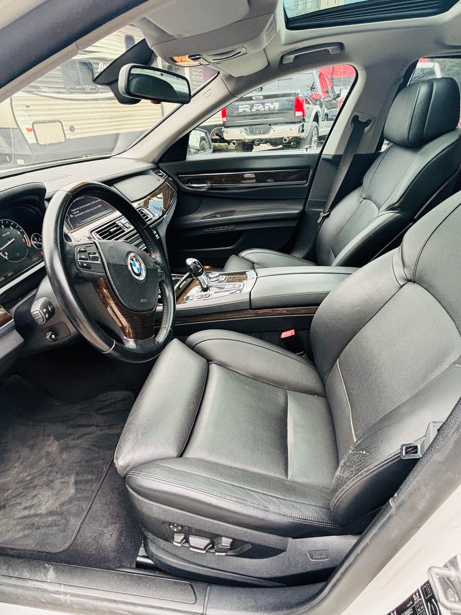 Volante y asientos delanteros en piel, diseño cómodo y funcional