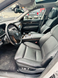 Volante y asientos delanteros en piel, diseño cómodo y funcional