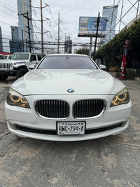 Faros y parrilla LED BMW 750i 2011 con diseño elegante