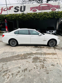 Vista lateral derecha BMW 750i 2011 sedán de lujo