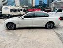 Vista lateral izquierda BMW 750i 2011 sedán de lujo