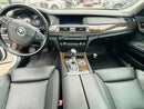  BMW 750i 2011 Tablero y volante multifunción con acabados premium