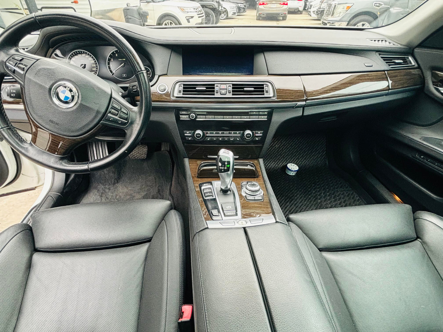  BMW 750i 2011 Tablero y volante multifunción con acabados premium