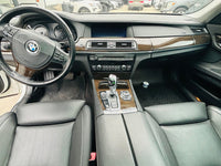  BMW 750i 2011 Tablero y volante multifunción con acabados premium
