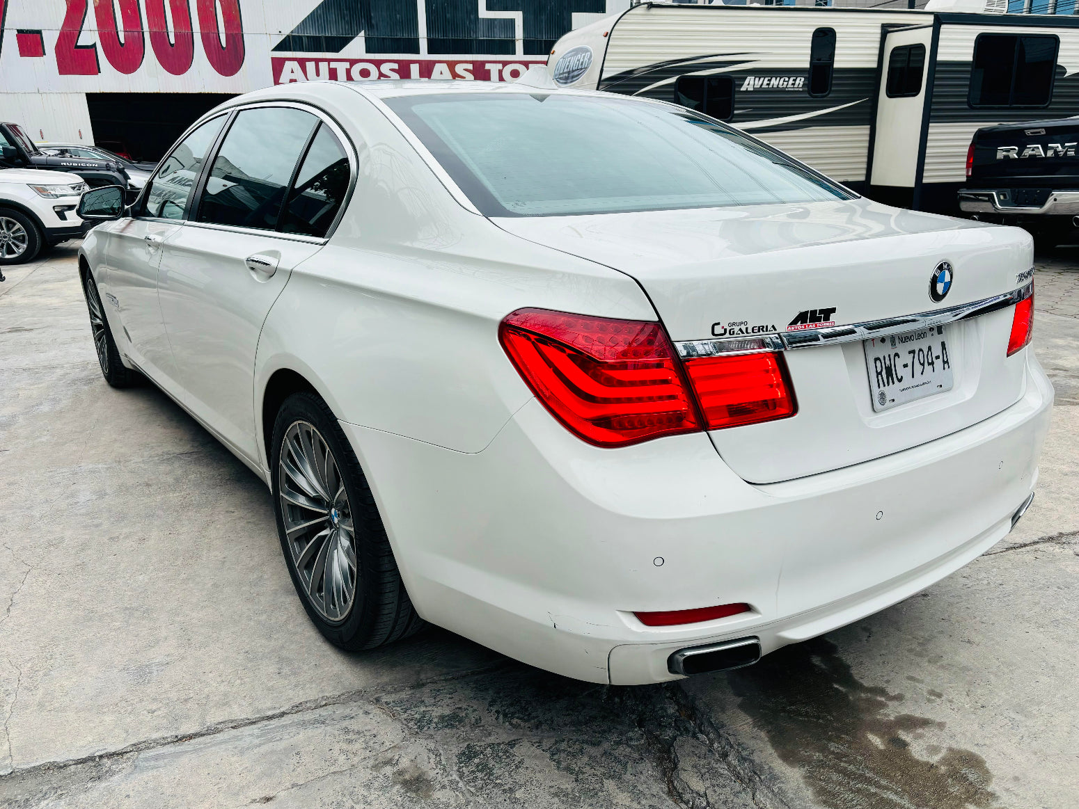Vista trasera BMW 750i 2011 seminuevo