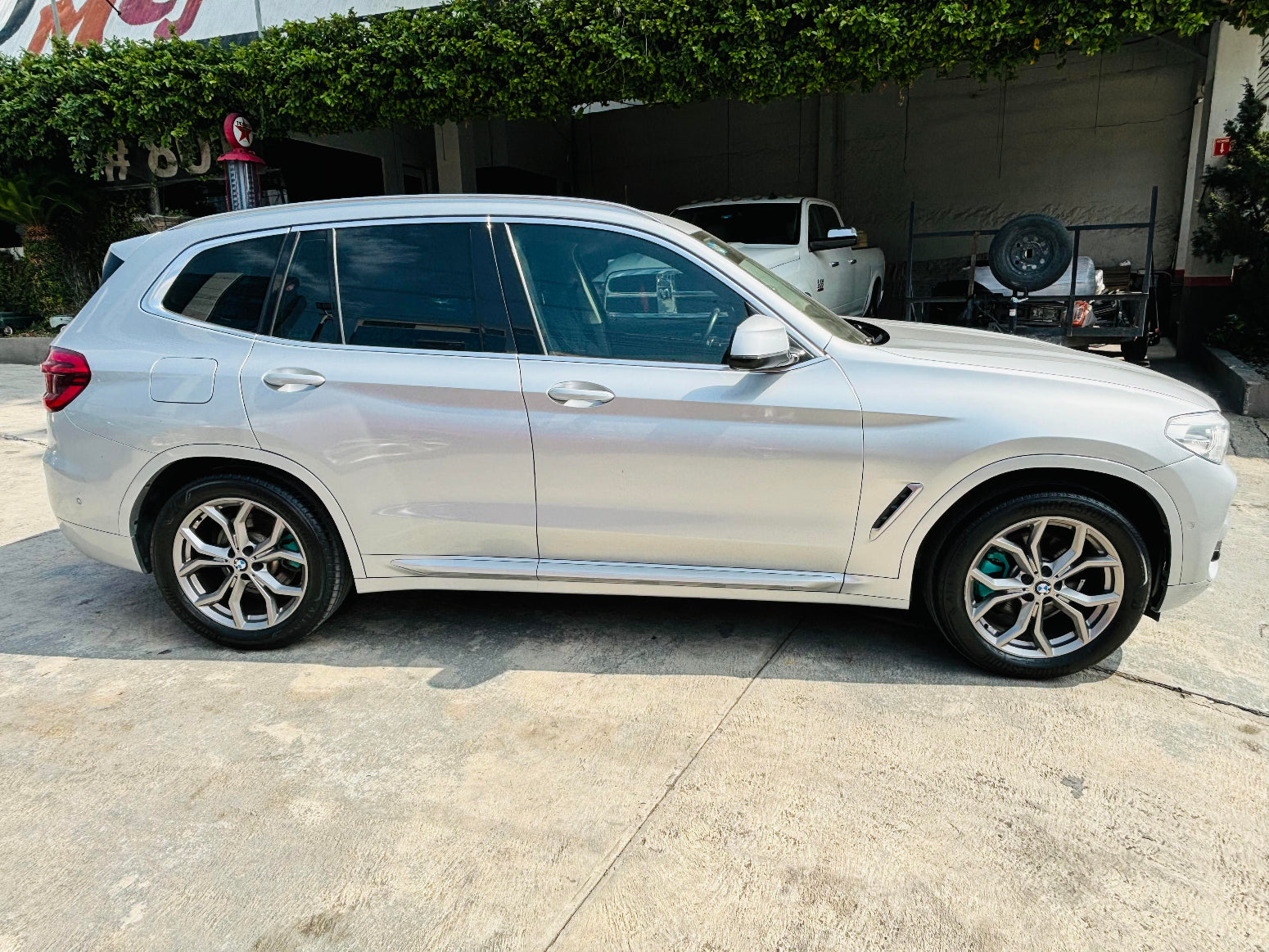 SUV BMW X3 sDrive vista lateral derecha elegante
