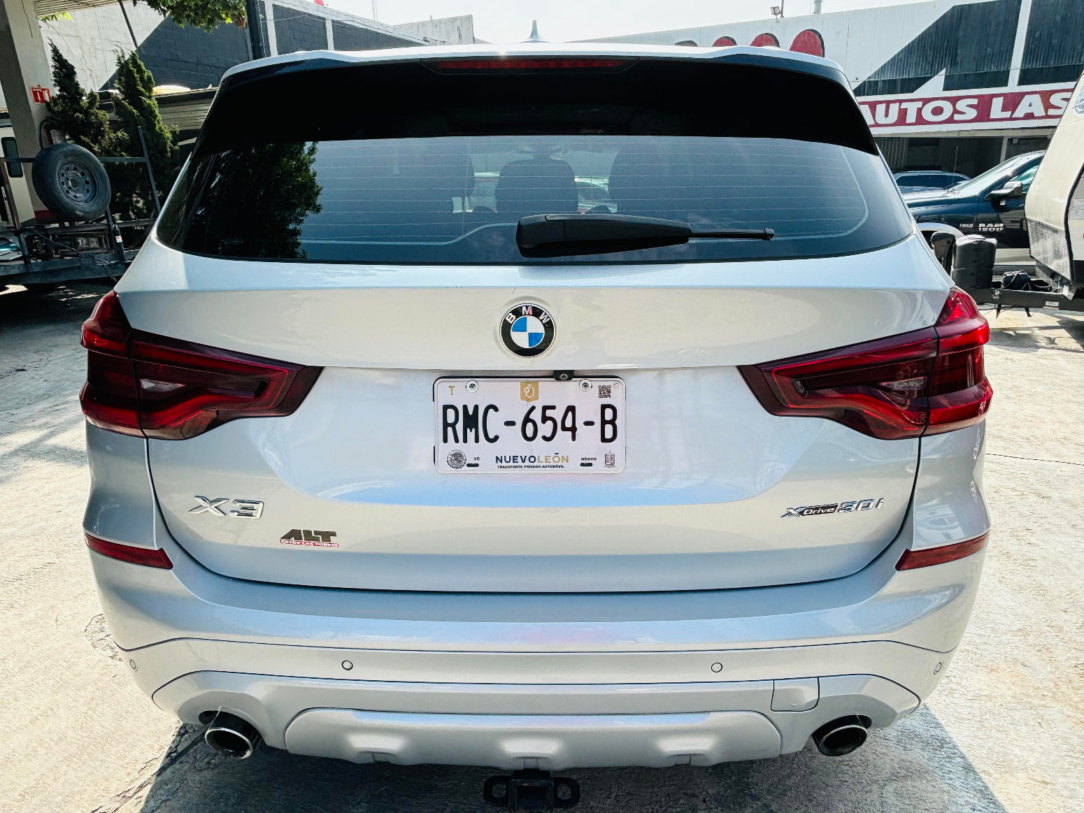 Vista trasera y cámara de reversa BMW X3 sDrive SUV
