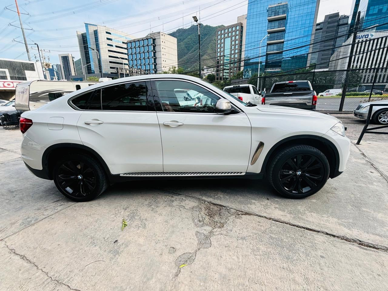 Vista lateral BMW X6 2016