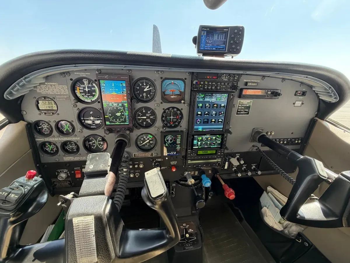 Sistema Garmin 750 y 650 en panel de Cessna 206H