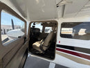 Acceso a cabina de Cessna 206H Turbo con interior