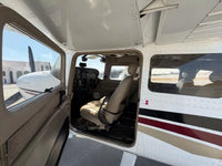Acceso a cabina de Cessna 206H Turbo con interior