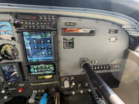Cabina cockpit con aviónica Garmin Cessna 206H