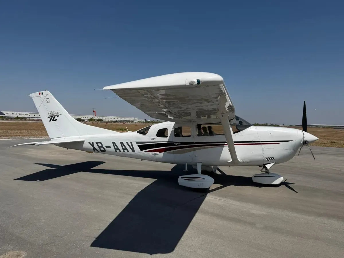 Ala y estructura de Cessna 206H Turbo 2000 en aeropuerto