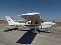 Ala y estructura de Cessna 206H Turbo 2000 en aeropuerto