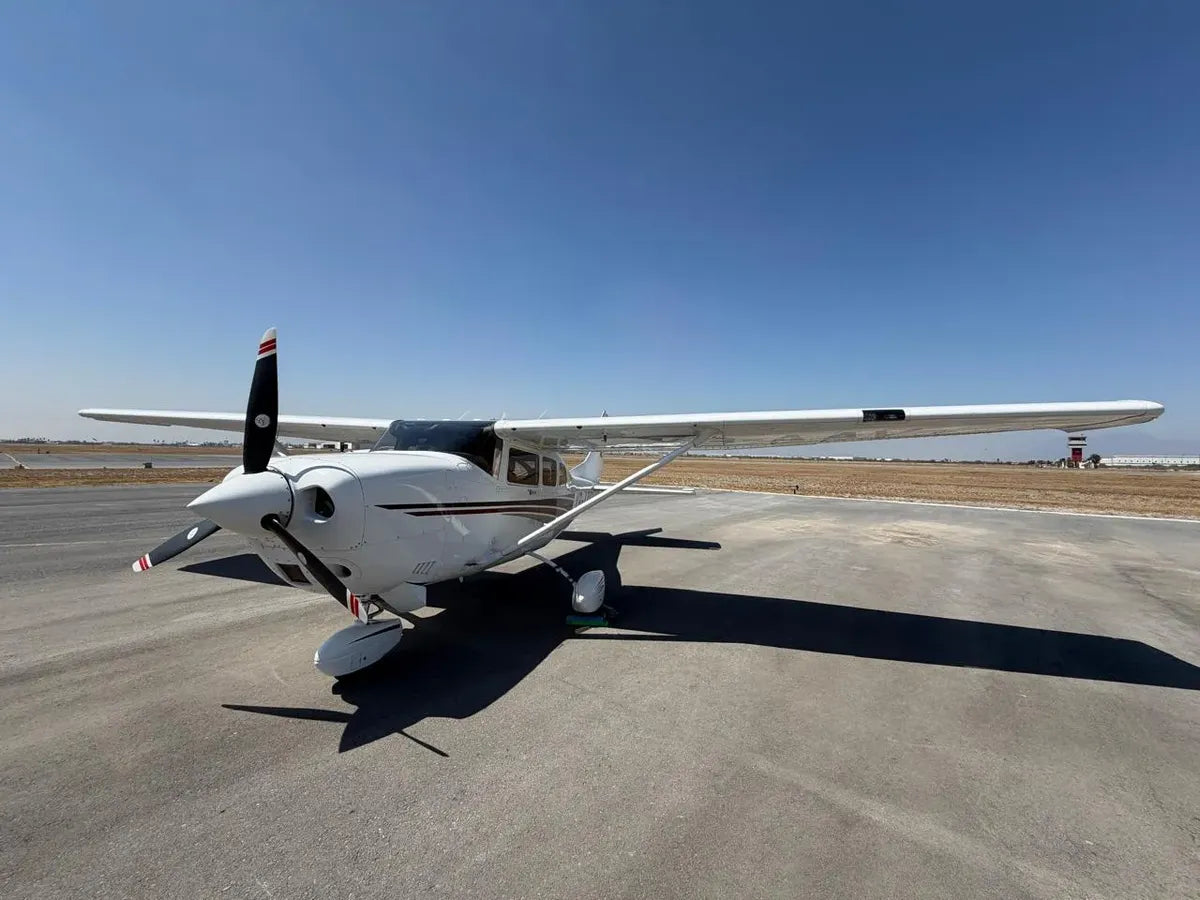 Cessna 206H Turbo 2000 vista frontal en aeropuerto