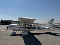 Avioneta Cessna 206H Turbo 2000 vista lateral en pista Monterrey