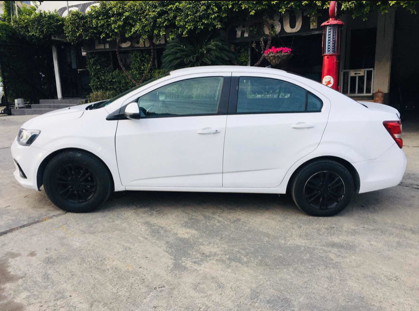 Vista lateral Chevrolet Sonic LS 2017