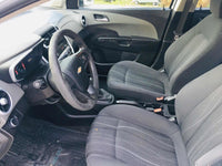 Volante y asientos delanteros en tela, diseño ergonómico