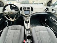 Panel y Controles al volante del Chevrolet Sonic