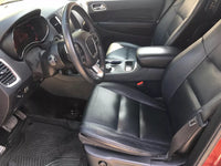 Volante y asientos delanteros en piel, diseño cómodo y funcional