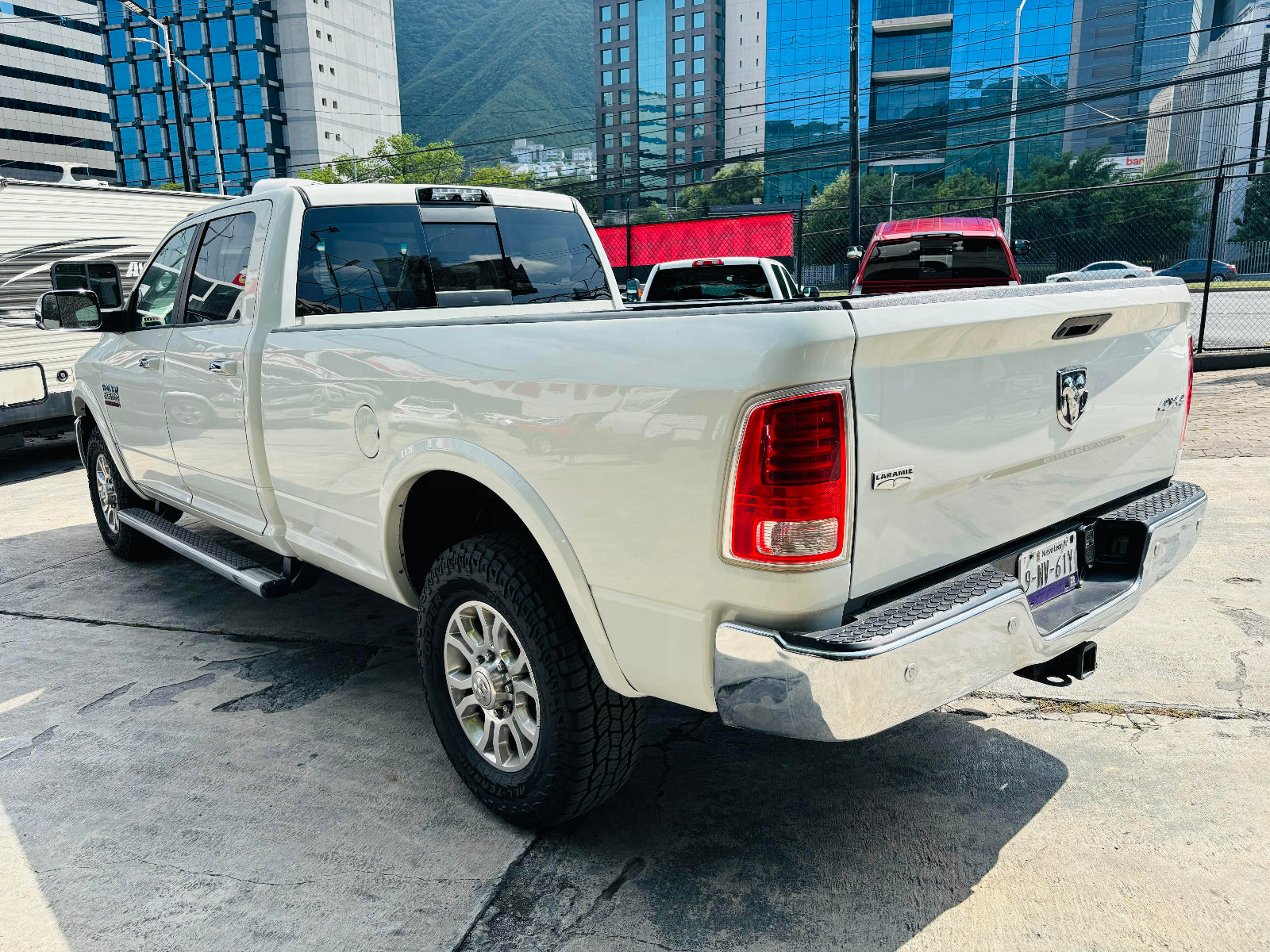 Caja trasera Dodge RAM 2500 2017 espaciosa