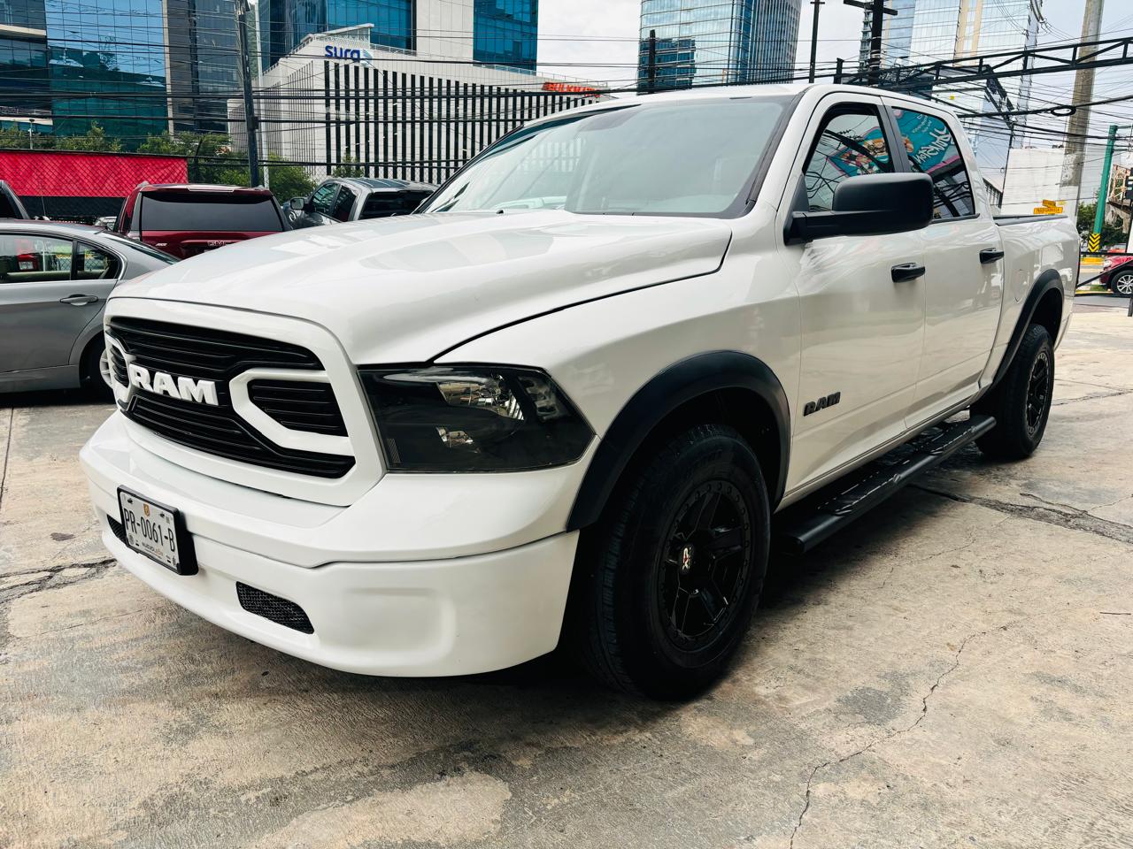 Faros y rines delanteros Dodge RAM SLT 2019