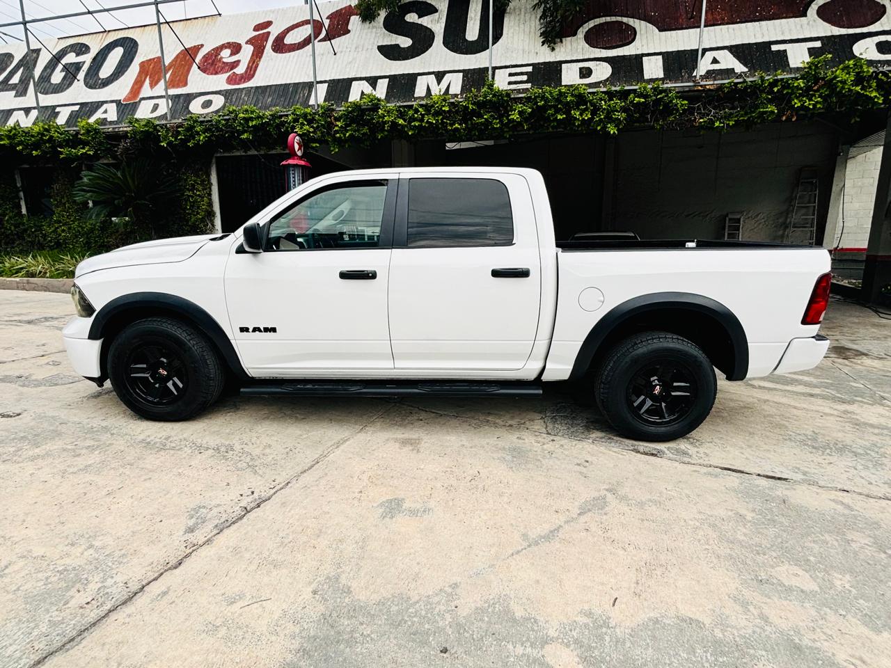 Vista lateral izquierda Dodge RAM SLT 2019 pickup robusta